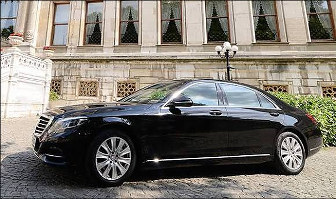 Tarihi bir yapının önünde park etmiş siyah Mercedes-Benz limuzin